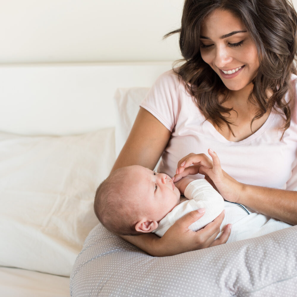 Moerkhaaret ung mor der amme sin baby der ligger paa en ammepude